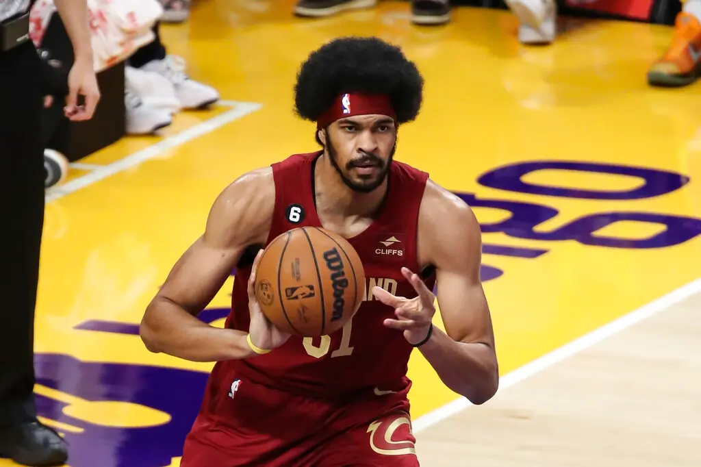 ▲克里夫蘭騎士兩位主力球員Darius Garland與Jarrett Allen傳出可能被擺上交易檯面。而在今年夏天中鋒受到瘋搶的自由市場之中，Allen預計受到不少球隊關注，洛杉磯湖人隊就是其中之一。（圖／美聯社／達志影像）