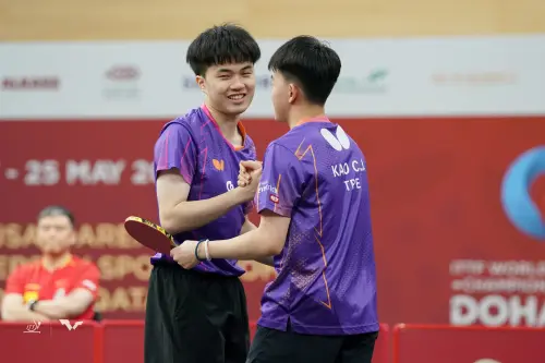 台灣男雙「柚香林萌」組合林昀儒與高承睿在今(21)日凌晨上演一場驚心動魄的16強對決。面對中國實力派組合梁靖崑與黃友政,雙方激戰五局後,「柚香林萌」以3:11、11:8、13:11、13:15、11:4逆轉勝出,首度合作出征世錦賽就挺進男雙八強。(圖/ITTF) ▲台灣男雙「柚香林萌」組合林昀儒與高承睿在今(21)日凌晨上演一場驚心動魄的16強對決。面對中國實力派組合梁靖崑與黃友政,雙方激戰五局後,「柚香林萌」以3:11、11:8、13:11、13:15、11:4逆轉勝出,首度合作出征世錦賽就挺進男雙八強。(圖/ITTF)