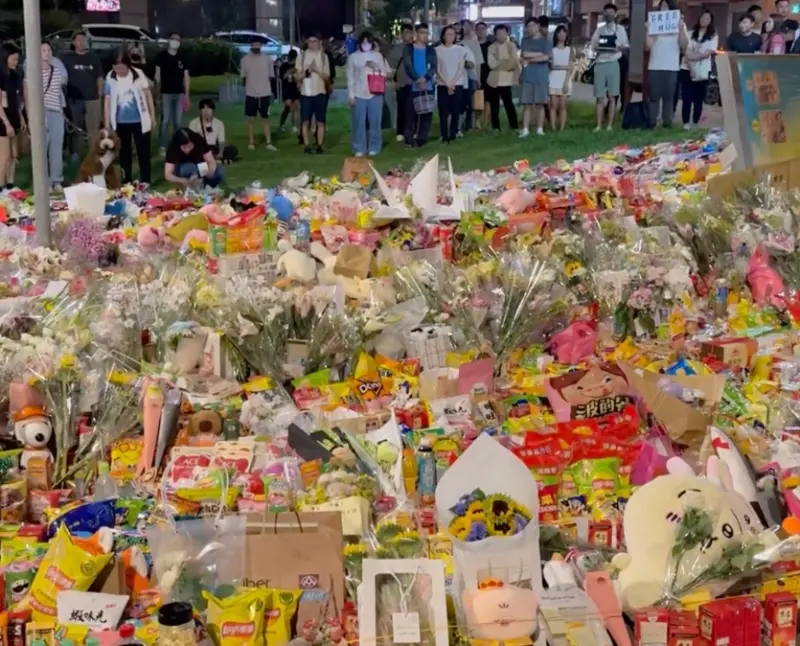 三峽車禍3死「零食、鮮花塞滿草皮」！現場爆出1亂象　在地人傻眼