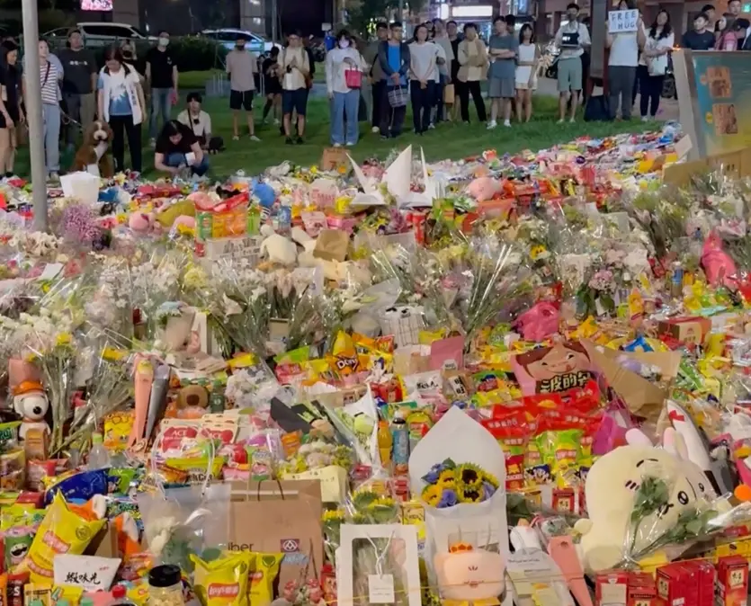 ▲三峽北大國小車禍造成3死12傷悲劇，事故現場有許多民眾帶鮮花、零食、食物前來致意，數量已經多到塞滿草皮。（圖/Threads）