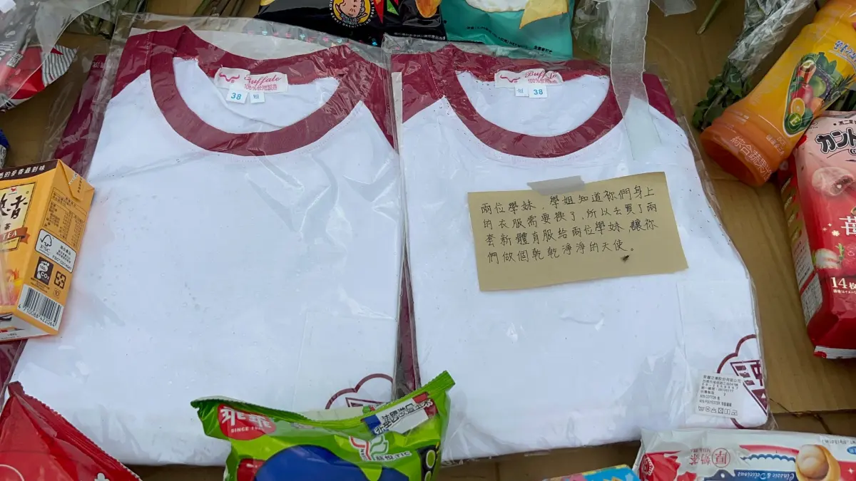 ▲三峽日前發生3死車禍，其中2名死者為三峽國中學生，該校學姊特別擺放新制服送給學妹「當乾淨天使」。（圖／警方提供）