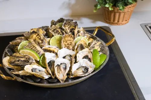 ▲6月30日止，嘉義福容voco酒店推出只需加價100元，即可升等入住舒適宜人的「高級客房（一大床）」，再享雙人田園西餐廳半自助式晚餐，搭配無限量供應的東石鮮蚵、鮮蝦等菜色。（圖／嘉義福容voco酒店提供）