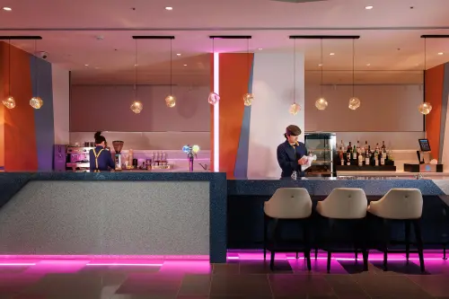 ▲嘉義福容voco酒店的JOIN'S  CAFÉ & BISTRO酒吧於活動期間推出單人627元可享指定啤酒無限暢飲。（圖／嘉義福容voco酒店提供）