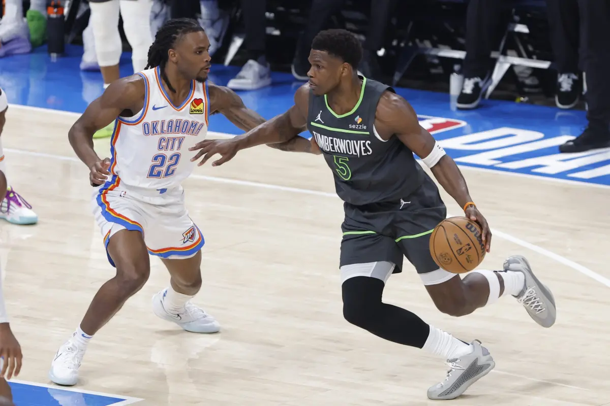 ▲明尼蘇達灰狼隊的靈魂人物Anthony Edwards，今（21）日在西區決賽中腳踝嚴重翻轉，卻不可思議地迅速回歸，讓球迷驚呼連連，直呼他簡直「不是人類」。（圖／路透／達志影像）