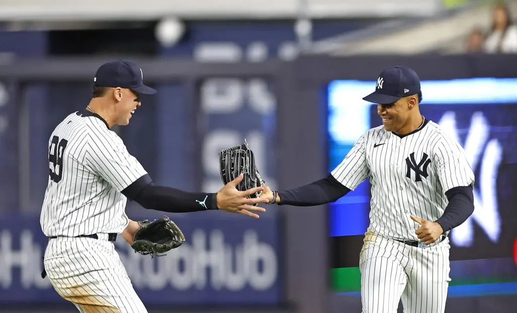 ▲洋基重砲Aaron Judge與剛轉戰大都會的強打Juan Soto，近日在「地鐵大戰」中久別重逢，兩人在比賽前於場上熱情擁抱的畫面引發關注。（圖／New York Post Sports Ｘ）