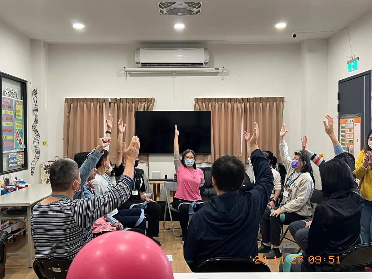 ▲中山附醫成立「失智症整合醫療與研究中心」，物理治療師會定時帶領長輩進行復能運動。（圖／中山附醫提供）