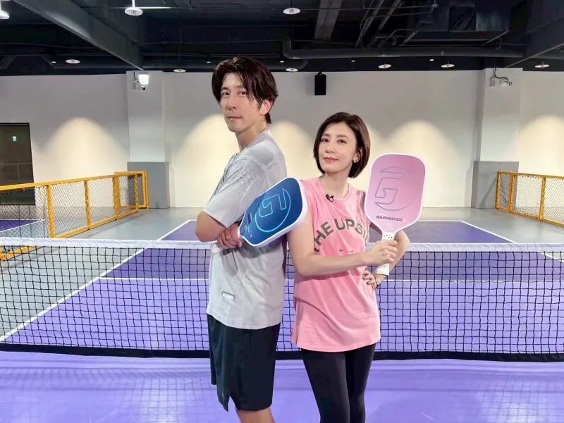 ▲修杰楷（左）帶賈靜雯打匹克球，結果一直把球回擊到她身上，結束後還用她的衣服擦汗，讓賈靜雯大怒。（圖／修TIME提供）