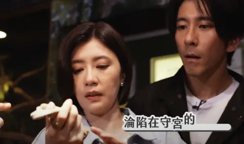 ▲賈靜雯（左）很喜歡昆蟲，倒是修杰楷很怕。（圖／翻攝自YouTube 修TIME）