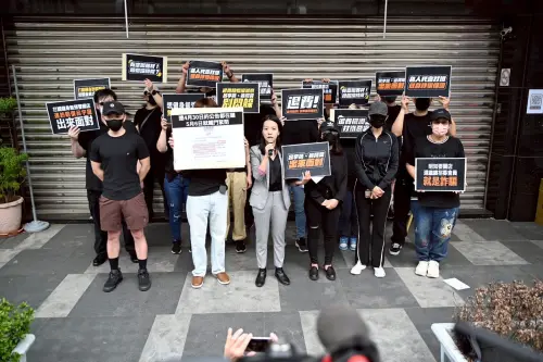 打鐵健身房才營業半年惡性倒閉,上百名會員怒喊谷阿莫出來面對。(圖/吳佩芸提供) ▲打鐵健身房才營業半年惡性倒閉,上百名會員怒喊谷阿莫出來面對。(圖/吳佩芸提供)