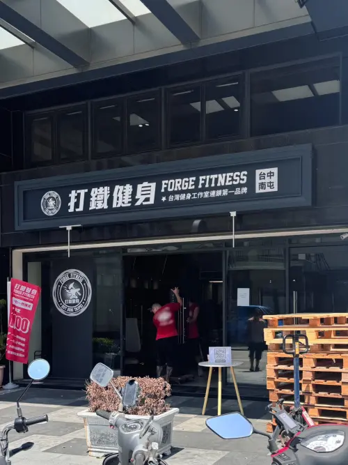 打鐵健身房才營業半年惡性倒閉,上百名會員怒喊谷阿莫出來面對。(圖/吳佩芸提供) ▲打鐵健身房才營業半年惡性倒閉,上百名會員怒喊谷阿莫出來面對。(圖/吳佩芸提供)