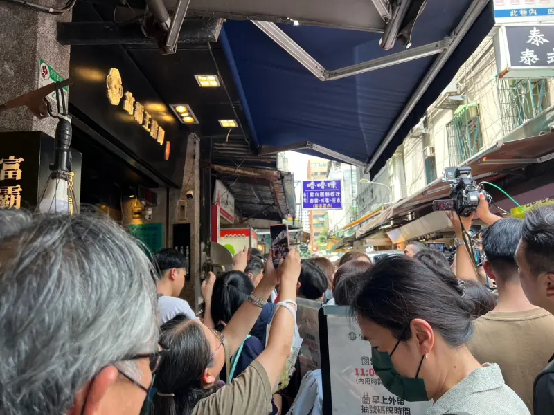 快訊／再訪美食地圖！黃仁勳赴「富霸王」　眾多粉絲在外等候