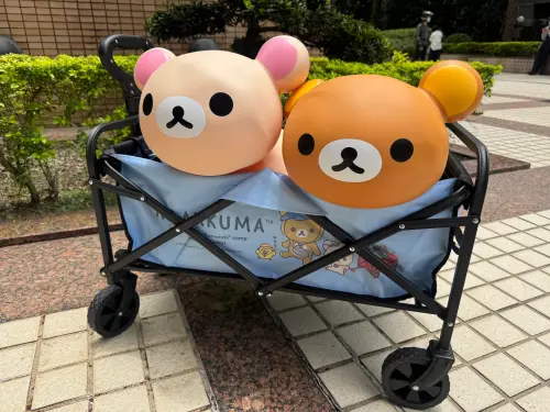 ▲「戶外露營拖車」結構穩固、收納強大，無論是帶著孩子出遊，加價購1299元；「45cm趴姿大公仔」，加價購1399元。（圖／記者鍾怡婷攝）