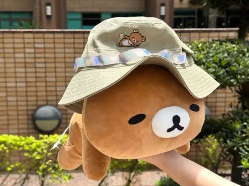 ▲「探險帽」加價購399元；瞇眼公仔加價購699元。（圖／記者鍾怡婷攝）