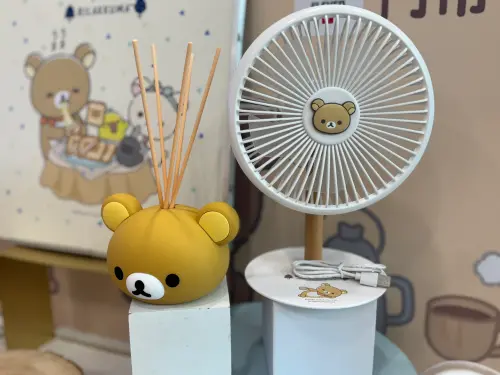 ▲「公仔香氛擴香瓶」加價購799元；「氣氛燈充電風扇」加價購999元。（圖／記者鍾怡婷攝）