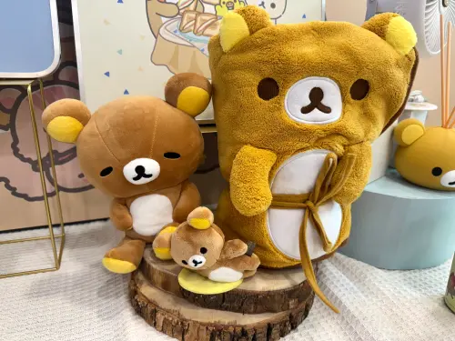 ▲「立體造型浴巾」加價購499元；「瞇眼公仔」加價購699元。（圖／記者鍾怡婷攝）