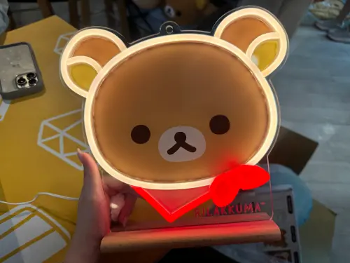 ▲「造型霓虹燈」加價購899元，可掛於牆面也可站立於桌面。（圖／記者鍾怡婷攝）