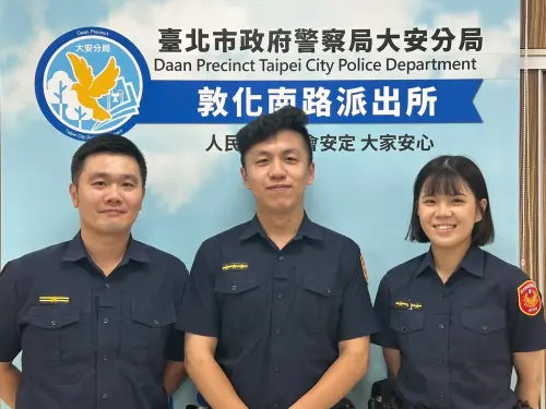 ▲ 敦南派出所副所長林健智、警員王政耀和張莞文，協助 2名來台灣參加世壯運的蒙古籍籃球選手，找回手機。（圖/警方提供）