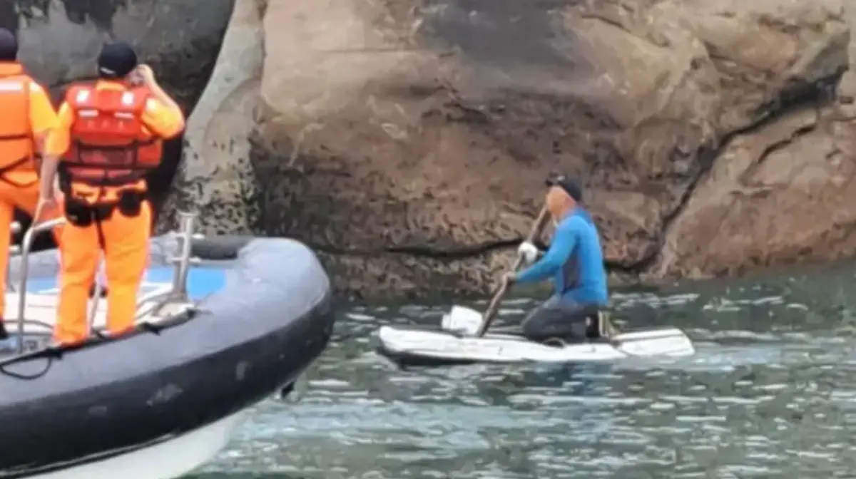 ▲2名中國籍男子在賴清德就職總統周年當天清晨，乘坐小型舢舨再施放保麗龍浮板的方式偷渡金門。（圖／海巡署提供）