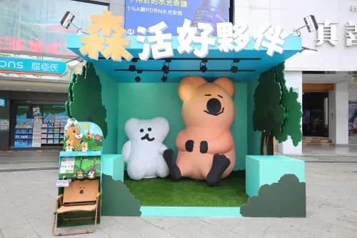 ▲屈臣氏與DINOTAENG共同打造戶外大型療癒森林系打卡點。（圖／官方提供）