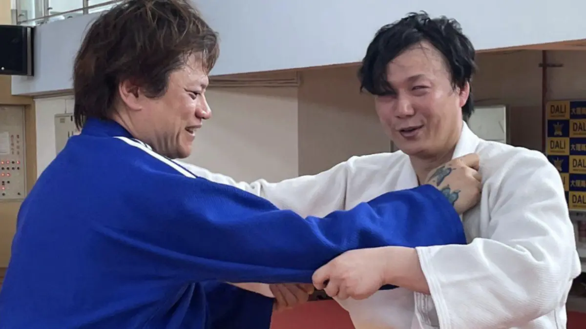 ▲蕭煌奇（右）今日在世壯運帕拉柔道比賽中奪金，直落二壓制對手郭謙成（左），粉絲也湧入蕭煌奇社群，大讚他的精采表現，更開玩笑說：「老師根本沒把對方放在眼裡」。（圖／華納音樂提供）