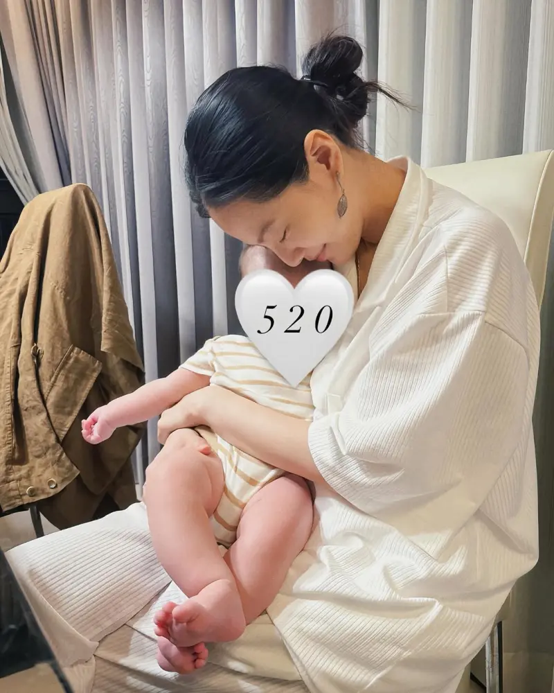 ▲曾之喬（右）在520當天分享合照，寶寶首度全身入鏡萌翻全場。（圖／曾之喬臉書）
