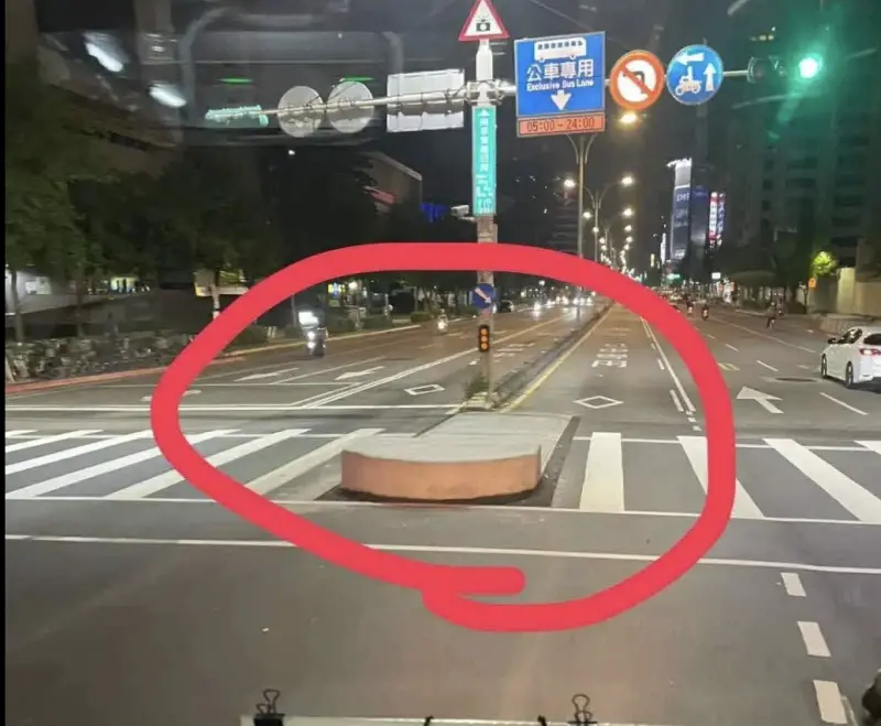 ▲北市行人庇護島竟站了公車專用道近一半的空間，讓公車駕駛不慎自撞。（圖／翻攝自臉書Z9的看板）