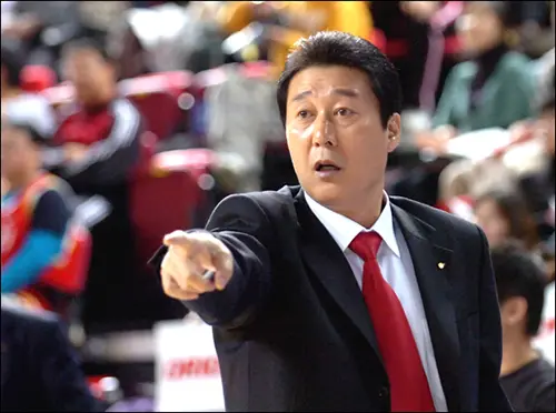 ▲「高麗傳奇」李忠熙曾率領台灣職籃宏國象奪得1995-96年CBA總冠軍。回韓後創辦KBL並擔任高麗大學總教練；而國中成名的羅興樑，征戰兩岸職籃後，取得教練碩士學位並執教文化大學。睽違20多年後，這對傳奇師徒再次攜手。（圖／MONARCH提供）