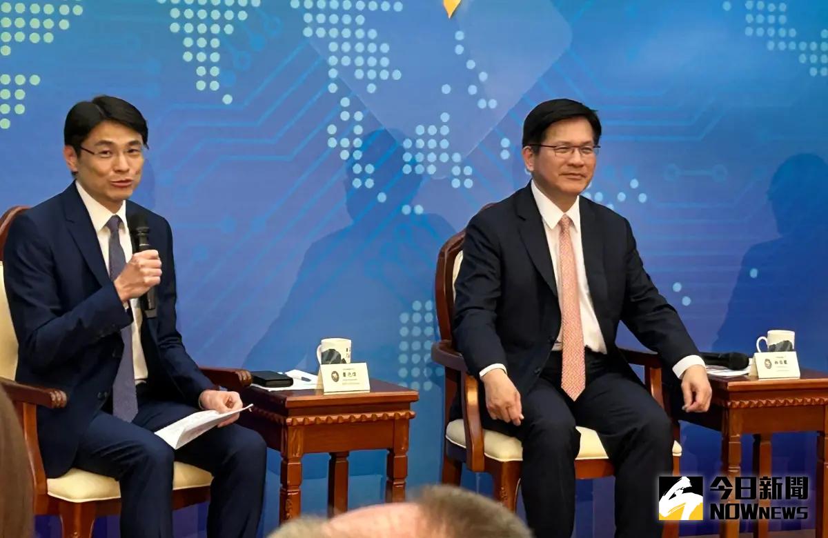 ▲外交部長林佳龍（右）媒體茶敘，大方回應記者提問。林佳龍強調，若有機會見到中國外長王毅，他會先伸出友誼之手。（圖／記者林詠青攝，2025.05.21）