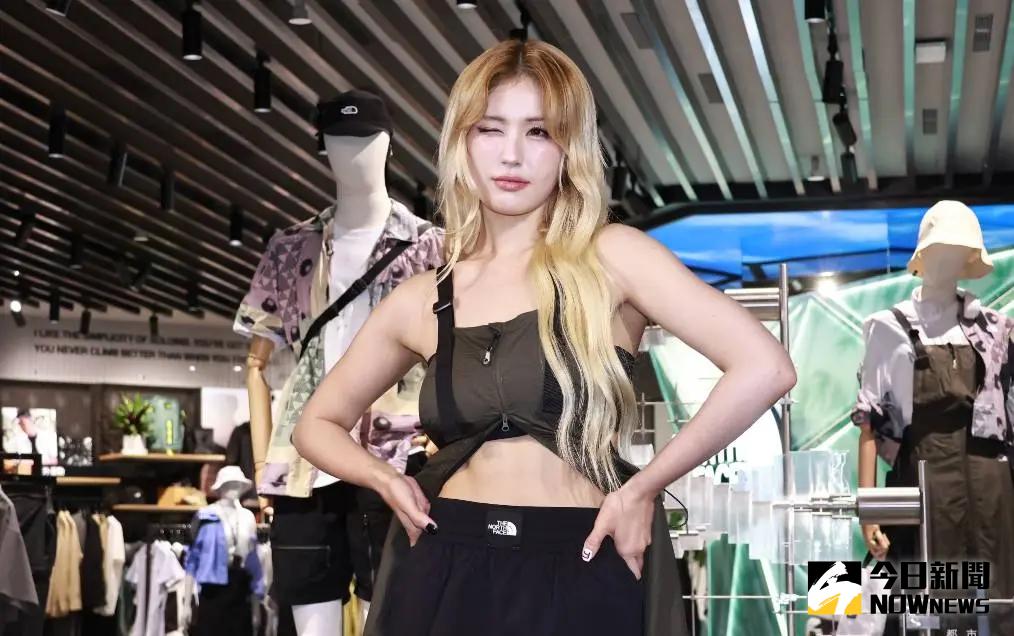 ▲全昭彌來台參加品牌開幕活動，熱情和粉絲互動，已經在台灣3天的她，到行天宮拜拜，也喝了珍珠奶茶。（圖／記者吳翊緁攝）