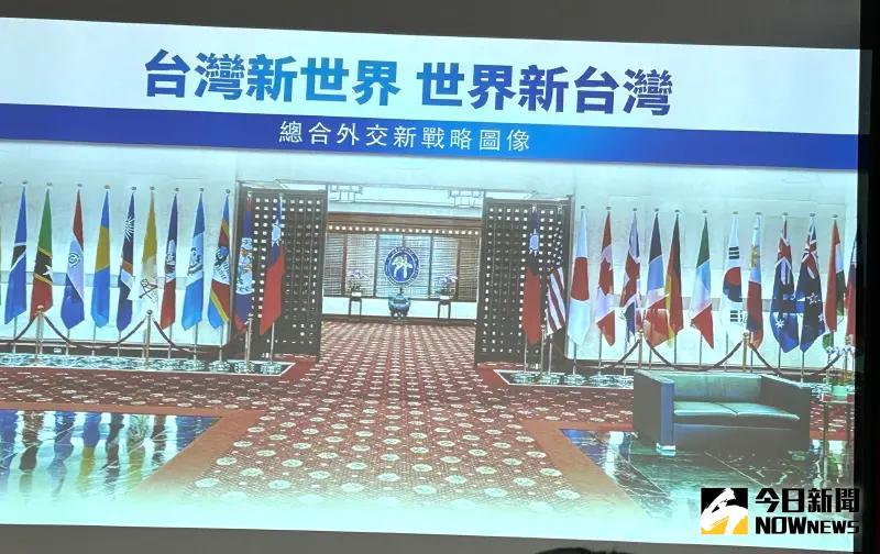▲外交部入口處國旗陳設調整,左為友邦國旗,右為G7國家及印太戰略夥伴國家國旗。(圖/記者林詠青攝,2025.05.21)