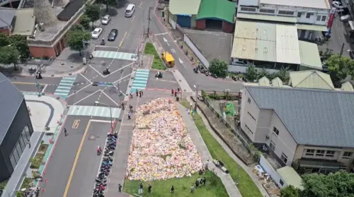 影／三峽3死車禍祭品數量驚人！公園一半綠地都不見　空拍畫面曝
