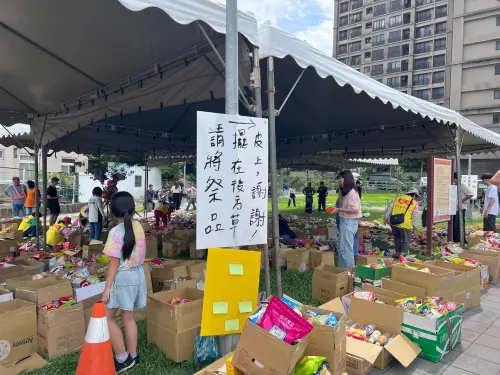 ▲由於民眾帶來的哀悼物品太多，占據公園二分之一的空間，目前已分區並分類整理。（圖／記者徐敏娟攝）