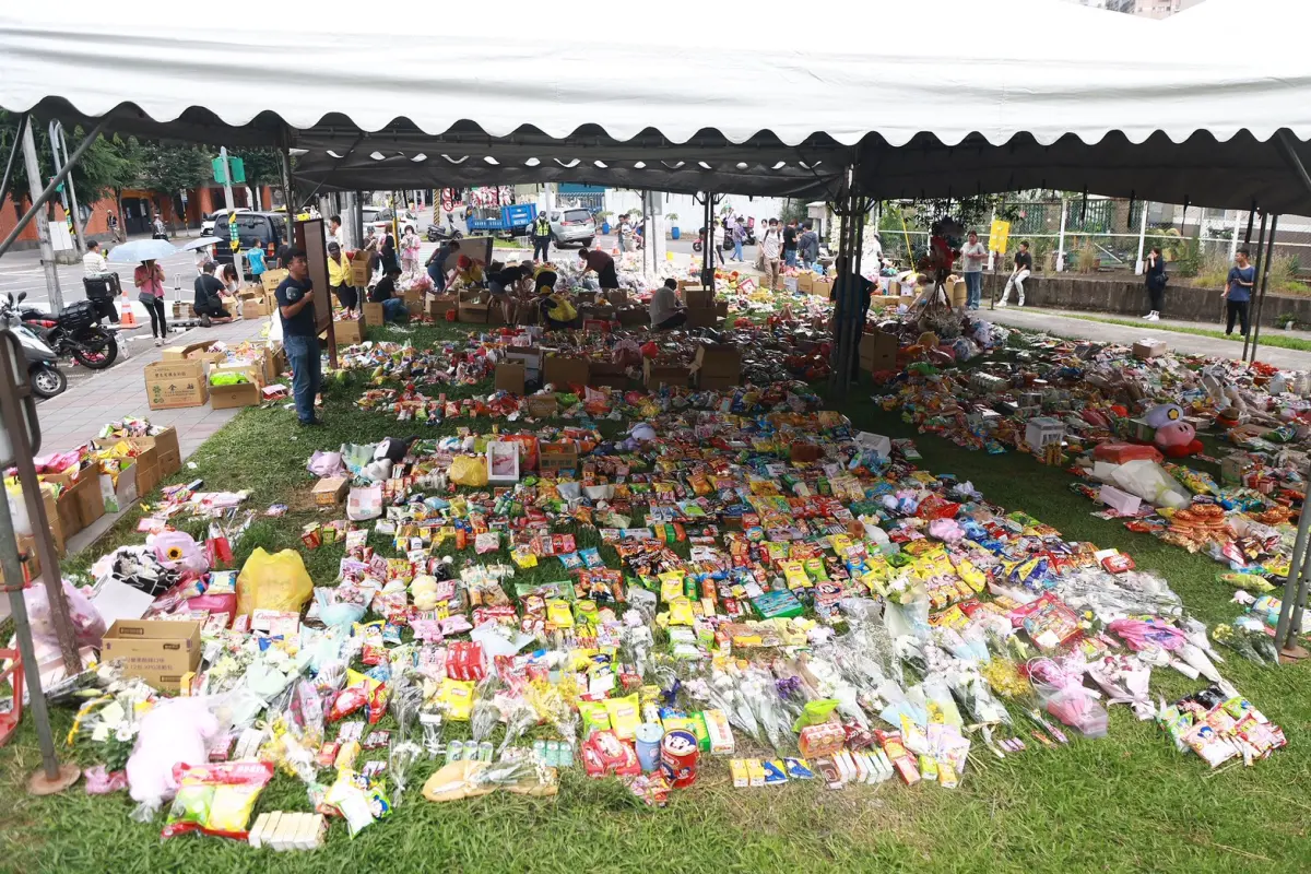 ▲由於民眾帶來的哀悼物品太多，公園二分之一的空間都被占據，區公所表示會開放民眾擺放至頭七，後續將分類處理，不會全數燒毀。（圖／記者葉政勳攝）