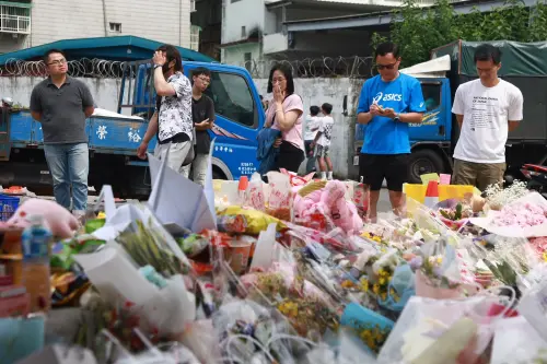 ▲三峽車禍發生第3日，仍有民眾帶來花束哀悼死者，數量多到宛如一片花海。（圖／記者葉政勳攝）