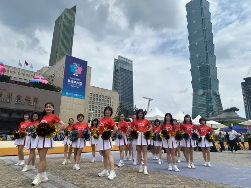 此次勇壯啦啦隊登上國際舞台,不僅是高齡友善理念的具體實踐,也讓世界看見臺灣高齡世代的自信與光彩,象徵嘉義市「勇壯+1」的精神邁向世界的嶄新篇章。(圖/嘉義市政府衛生局提供) ▲此次勇壯啦啦隊登上國際舞台,不僅是高齡友善理念的具體實踐,也讓世界看見臺灣高齡世代的自信與光彩,象徵嘉義市「勇壯+1」的精神邁向世界的嶄新篇章。(圖/嘉義市政府衛生局提供)