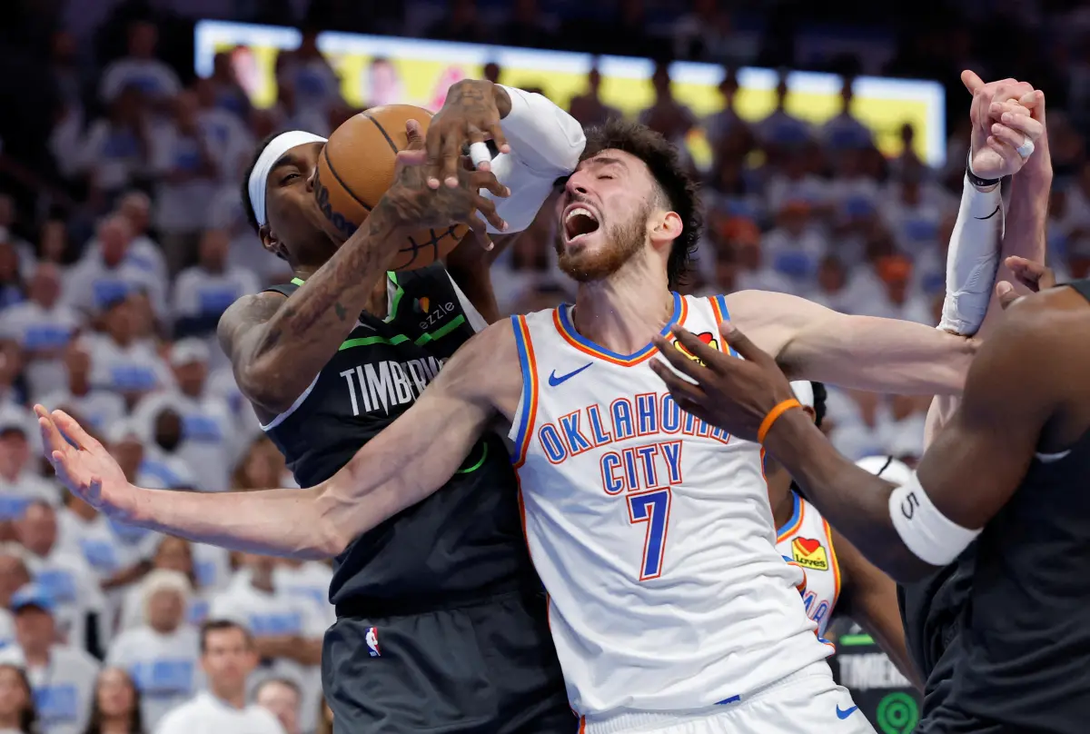 ▲明尼蘇達灰狼隊今（21）日在西區決賽G1客場以88：114慘敗給奧克拉荷馬雷霆。灰狼隊下半場外線頻頻打鐵，加上失誤過多，讓雷霆趁勢反超並拉開比分。此役灰狼也暴露兩大敗因。（圖／路透／達志影像）