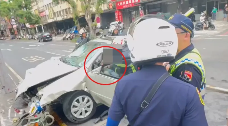 ▲78歲余姓駕駛撞死3人、造成12人受傷,傳出他邊吃粉圓邊開車,但警方勘察車內分布型態及車行狀況研判,粉圓是因為劇烈撞擊往前散落。(圖/警方提供)