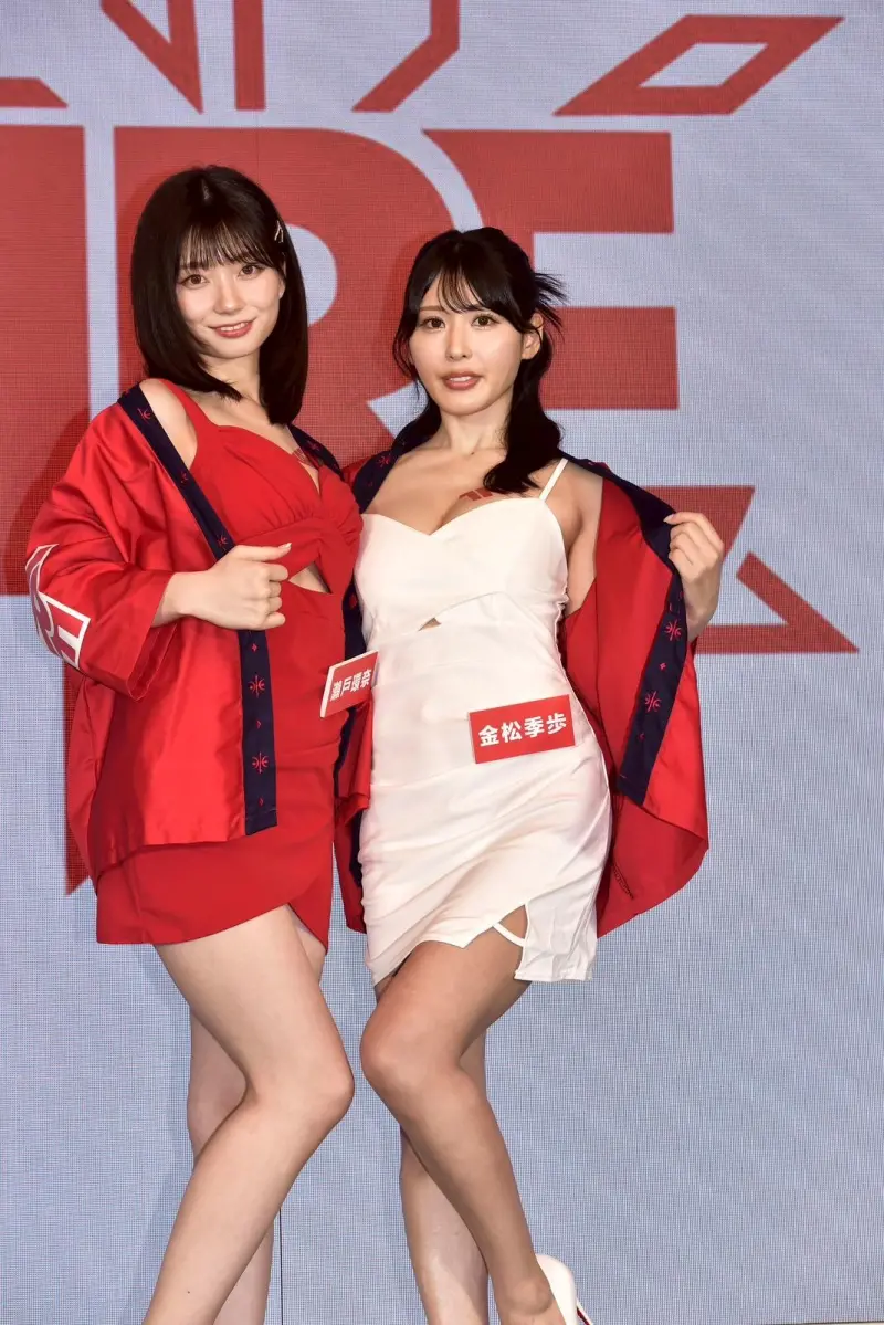 ▲金松季歩(右)和瀨戶環奈(左)現身台北國際成人展,一起為活動敲響太鼓。(圖/NOWnews攝影中心)