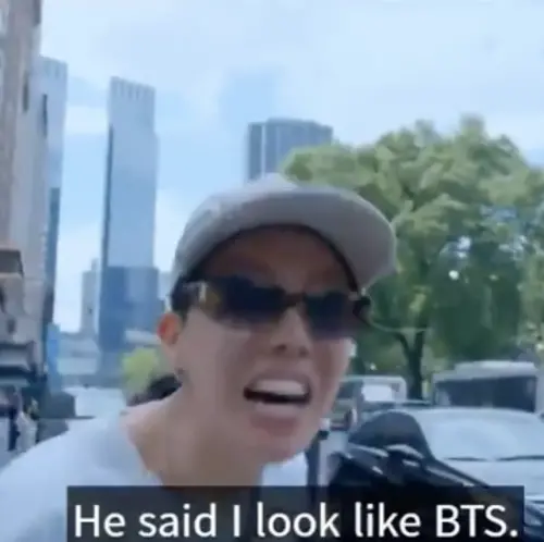 j-hope在海外活動曾被路人說過長得很像BTS。(圖/翻攝自《Break the Silence》) ▲j-hope在海外活動曾被路人說過長得很像BTS。(圖/翻攝自《Break the Silence》)