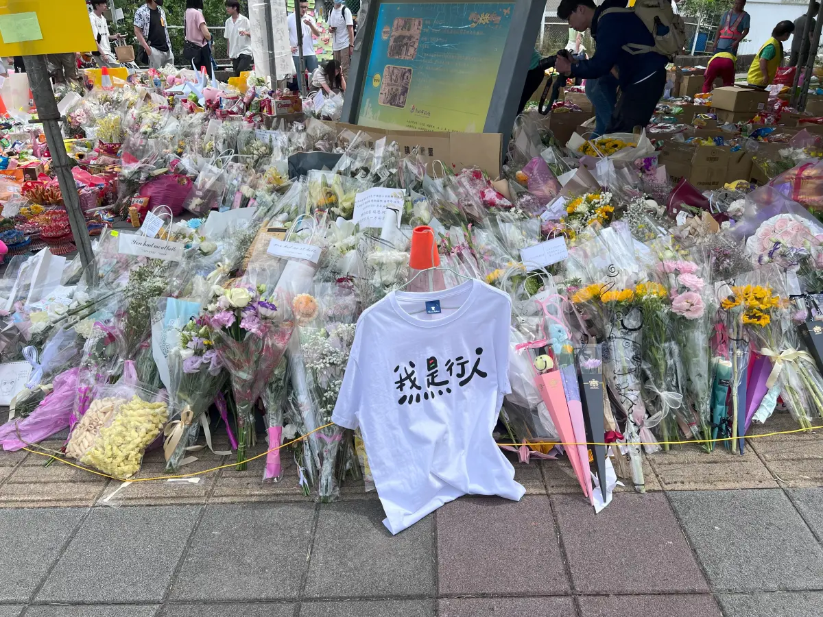 影／桃園高中生哀悼三峽車禍死者 坦言現在過馬路會「多看兩眼」
