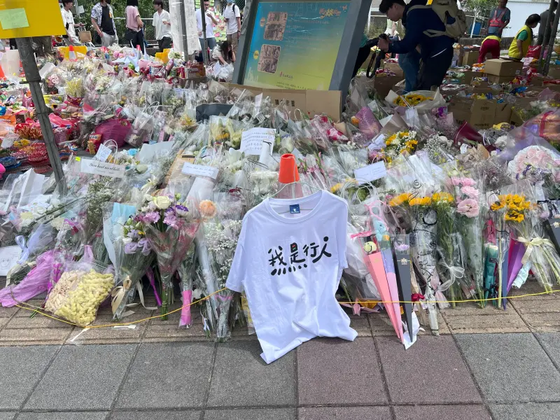 影／桃園高中生哀悼三峽車禍死者　坦言現在過馬路會「多看兩眼」