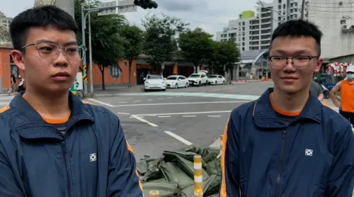 ▲來自桃園的高中生葉同學（左）和賴同學（右）兩人也前往哀悼死者，希望盡一份心力，讓行人安全被重視。（圖／記者徐敏娟攝）
