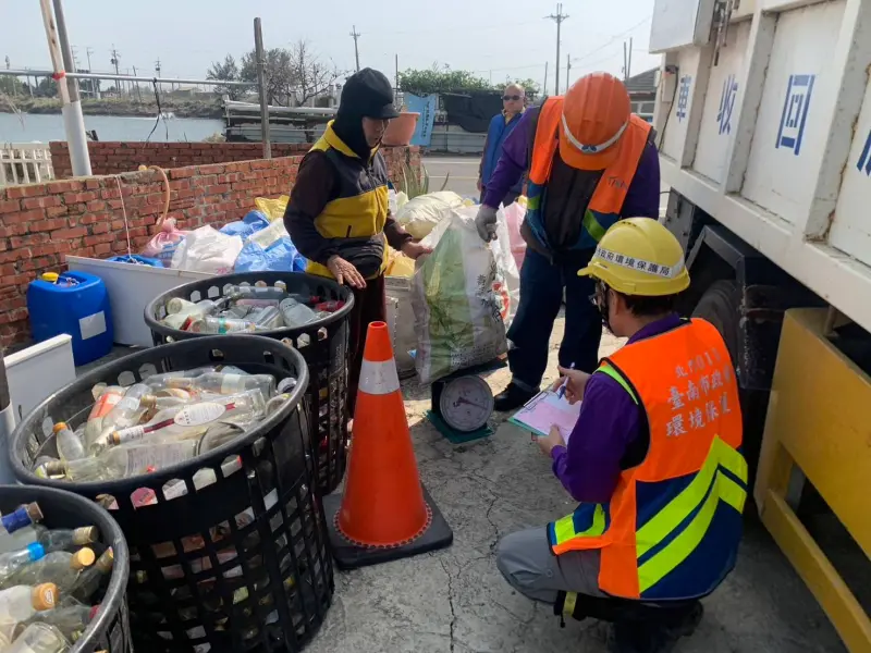 ▲台南市持續推動「資收關懷計畫」，以從事資源回收的個體戶為主要補助對象，每月憑回收項目換取補助，最高可領5,000元。即日起到6月30日止受理報名。（圖／南市府提供）