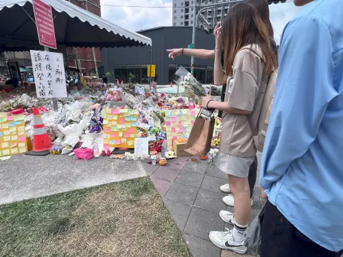 ▲住附近的大學生也帶來一束鮮花，到車禍現場表達對死者的思念。（圖／記者徐敏娟攝）
