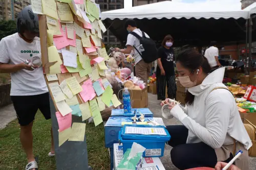 ▲民眾留下字條，哀悼因車禍不幸喪命的死者。（圖／記者葉政勳攝）