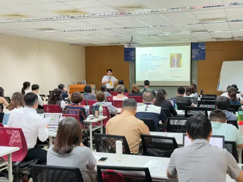 台中工策會推動AI專業人才培訓 協助產業加速智慧轉型 ▲台中工資會一連2日舉辦經濟部Ipas「AI應用規劃師」初級考證講習班,邀請敏實科技大學榮譽副校長林文燦授課。(圖/台中工策會提供)