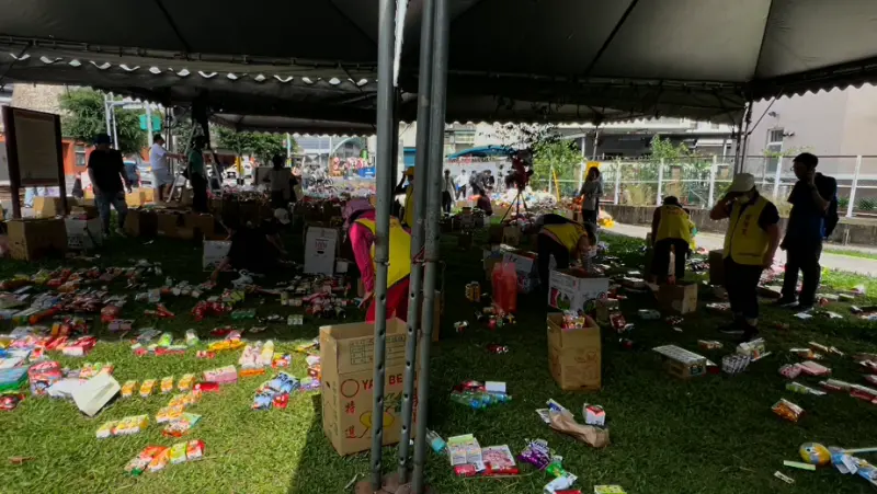 愛心滿溢！三峽車禍哀悼祭品數量驚　商家送100紙箱助志工整理