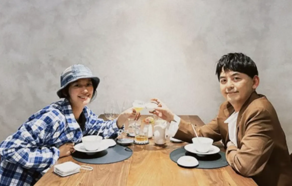 ▲藝人黃子佼（右）因捲性醜聞遭社會撻伐，今（21）日驚傳他與老婆孟耿如（左）已離婚，自2023年5月起#MeToo性騷擾案連環爆，也讓藝人宥勝、NONO、黃健瑋、黑人的性醜聞接連爆出，《NOWnews今日新聞》也統整了4位藝人爆出醜聞後另一半的態度！（圖／孟耿如IG）