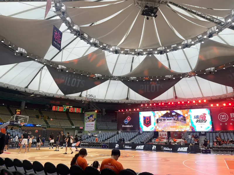 ▲P.LEAGUE+總冠軍賽今（21）晚19點30分，由富邦勇士與桃園領航猿上演「搶七大戰」，這也是台籃睽違10年再現總冠軍賽G7，儘管辦在平日，但領航猿主場桃園市立綜合體育館擠滿人潮，賽前就宣布5900張門票全數售完。（圖／記者林子翔攝）