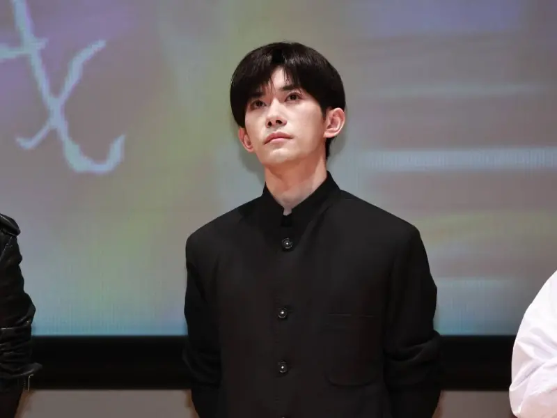 ▲24歲中國男星易烊千璽（如圖）睽違8年來台，今（21）日稍早出席「第16屆兩岸電影展」開幕式，見他狀態沒有往常朝氣，臉上沒有笑容，看上去疲憊無力，被外界猜測因昔日合作演員朱媛媛病逝一事而影響心情。（圖／記者吳翊緁攝影）